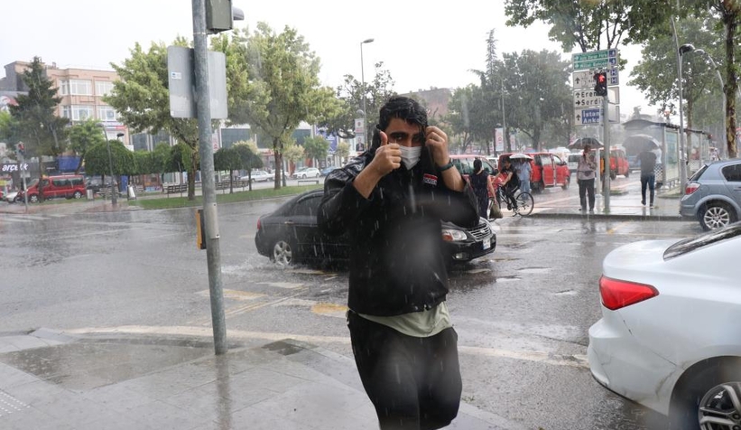 Aniden bastıran sağanak hayatı olumsuz etkiledi