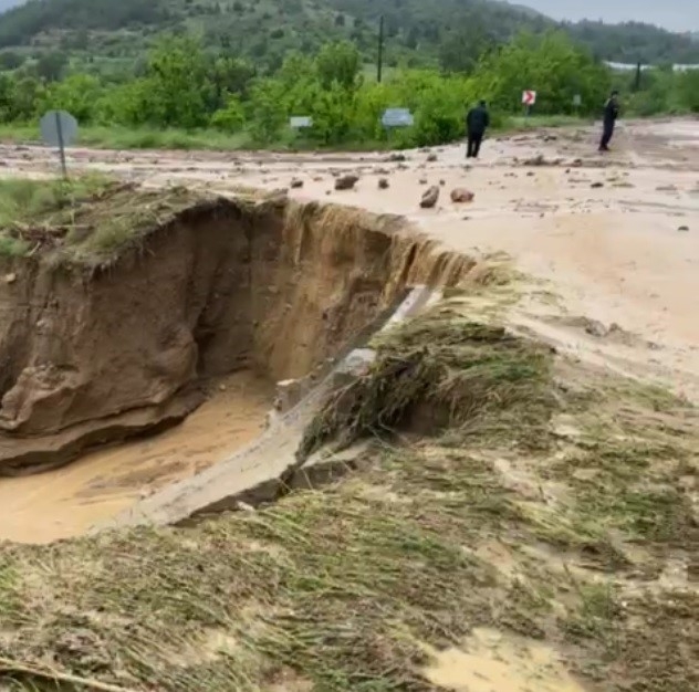 Aniden bastıran sağanak yağış yolu ikiye böldü