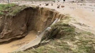 Aniden bastıran sağanak yağış yolu ikiye böldü
