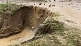 Aniden bastıran sağanak yağış yolu ikiye böldü