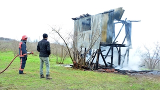 Anızları yakmak isterken barakasından oldu