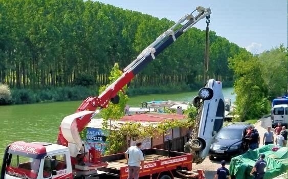 Anne kızı yüzerek kurtuldu