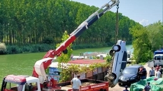 Anne kızı yüzerek kurtuldu