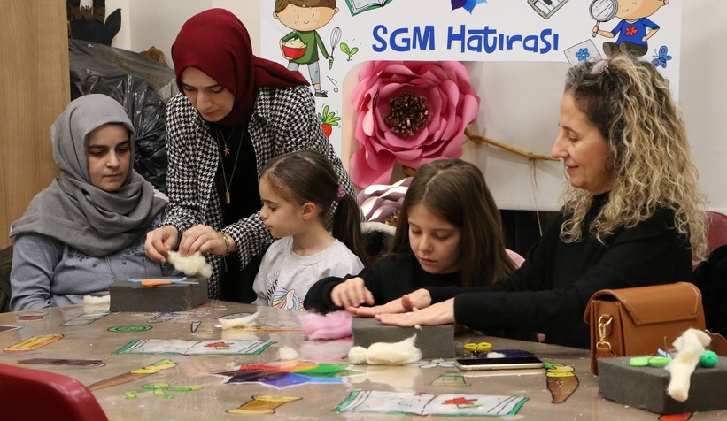 Anne ve çocuklarından peri bebek sanatı