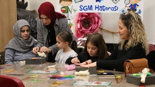 Anne ve çocuklarından peri bebek sanatı