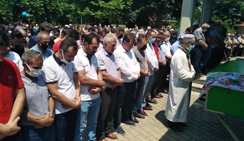 Annesinin cenaze namazını kıldırdı