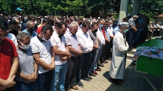 Annesinin cenaze namazını kıldırdı