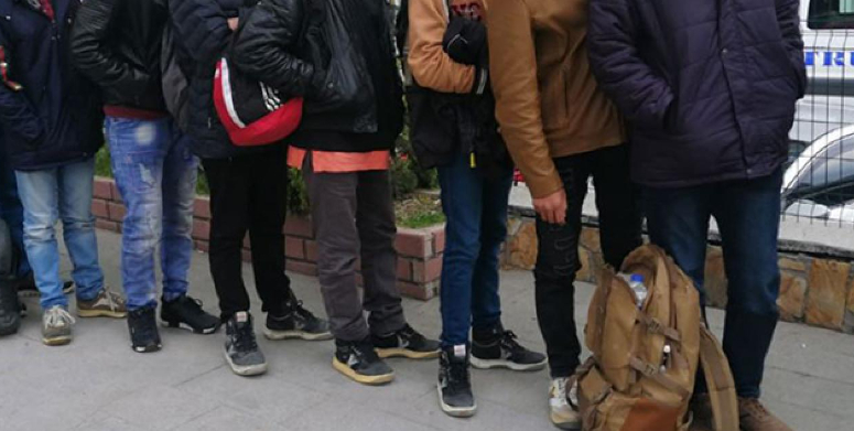 Apartmanda 12 düzensiz göçmen yakalandı