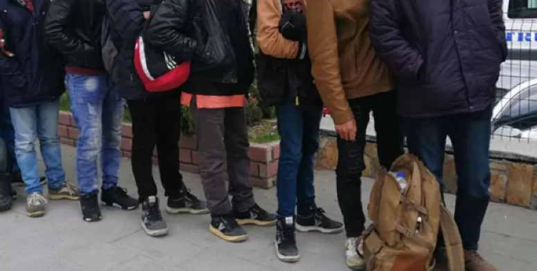 Apartmanda 12 düzensiz göçmen yakalandı