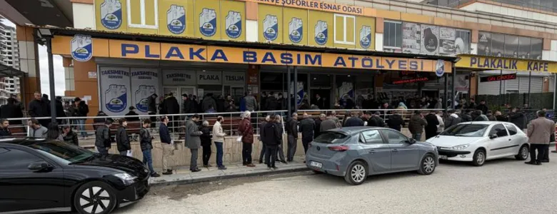 APP plaka değişiminde son gün; Ceza yememek için kuyruğa girdiler