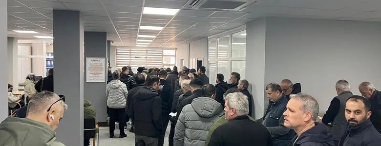 APP plaka kuyrukları sürüyor