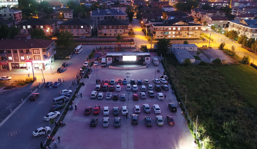 Arabalı sinema keyfi Arifiye ile devam etti