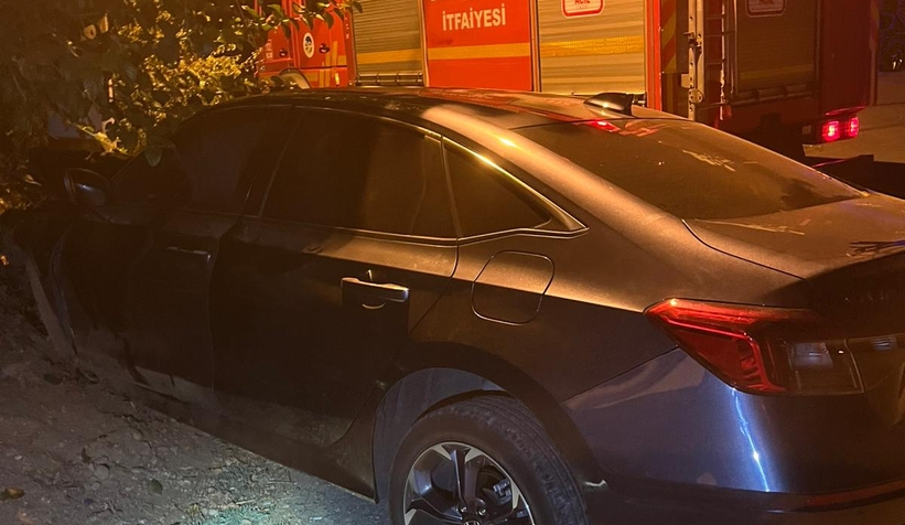 Araç direğe çarptı