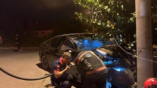 Araç direğe çarptı