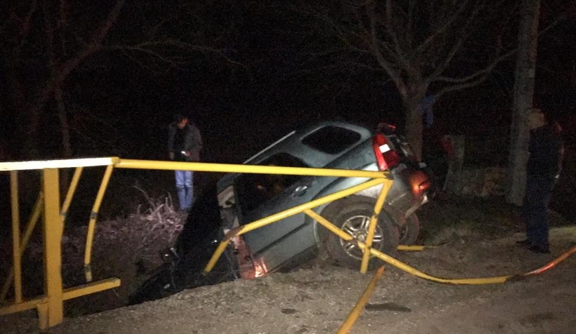 Araç köprüden aşağı düştü, 2 yaralı