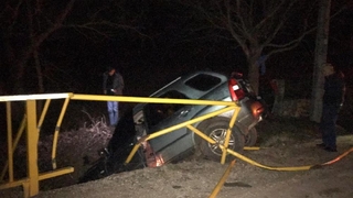 Araç köprüden aşağı düştü, 2 yaralı