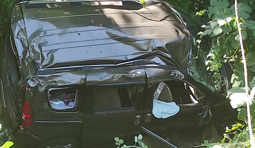 Araç şarampole yuvarlandı