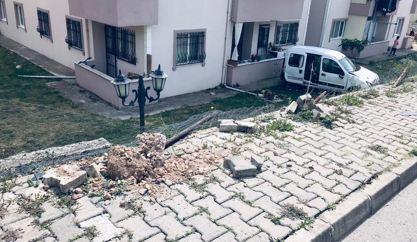 Araç site bahçesine uçtu; 3'ü çocuk 5 kişi yaralı