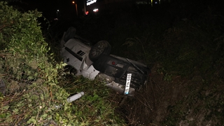 Araç su kanalına uçtu: 2 yaralı