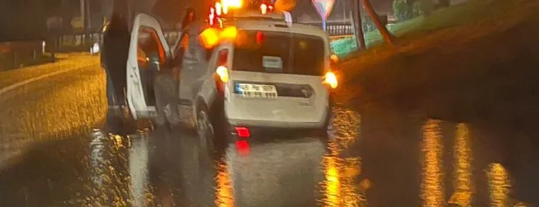 Araç suya saplandı