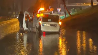 Araç suya saplandı