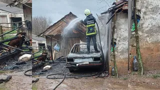 Araç yangını eve sıçradı