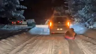 Aracın arkasına bağladığı şambrelle kaydı