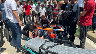 Aracın aynasının çarptığı motosikletli düşüp yaralandı