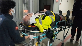 Aracına yakıt almak isterken istinat duvarından düştü