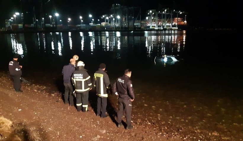 Aracını denize sürdü