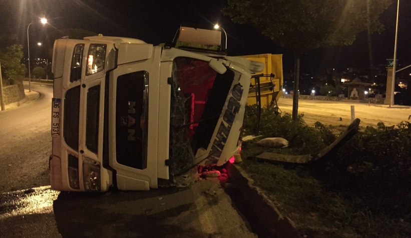 Aracını deviren kamyon sürücüsü olay yerinde kaçtı