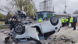 Aracıyla polis noktasına dalarak takla attı: 5’i polis 6 yaralı