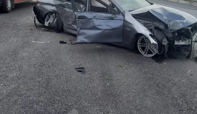 Araçlar sıkıştırıp kaza yaptı: 4 yaralı