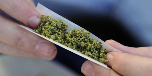 Araçta esrar alırken yakalandılar