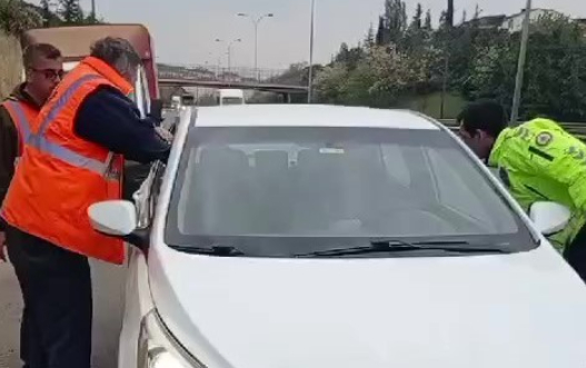 Araçta hareketsiz yatan şahıs polisi harekete geçirdi