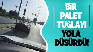 Araçtan yola tuğlalar düştü