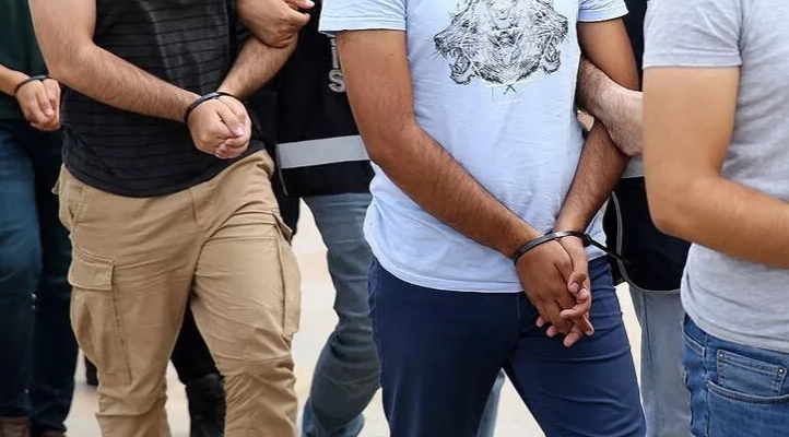 Aranan 8 kişi yakalandı