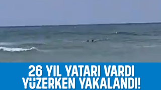 Aranan firari yüzerken yakalandı