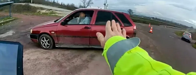 Aranan şahıs denetimde yakalandı, kaçtı; Geri dönüp olay çıkardı!