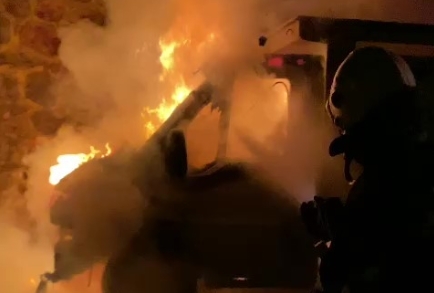 Arı kovanı yüklü kamyonet alev alev yandı