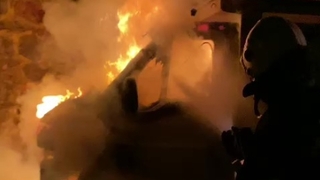 Arı kovanı yüklü kamyonet alev alev yandı