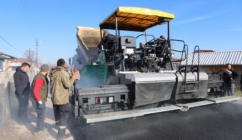 Arifiye Belediyesi'nin sıcak asfalt mesaisi başladı