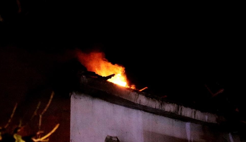 Arifiye'de baca yangını iki katlı evi küle çevirdi