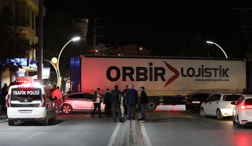 Arızalanan tır caddeye daldı, ortalık savaş alanına döndü