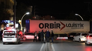 Arızalanan tır caddeye daldı, ortalık savaş alanına döndü