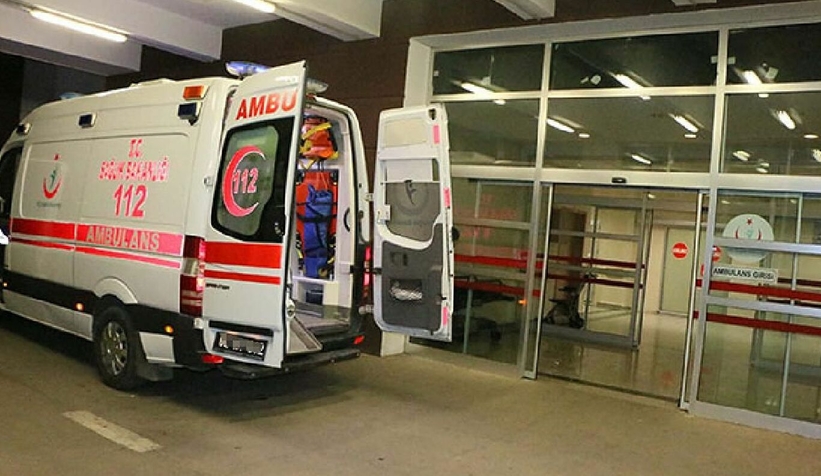 Arkadaşının göğsüne cam sapladı