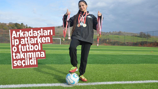Arkadaşları ip atlarken o futbol takımına seçildi