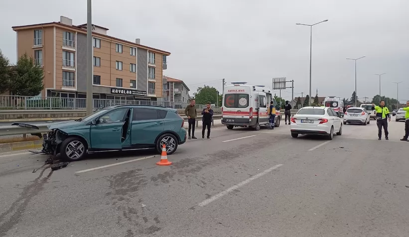 Arkasından çarpıp kaçtığı otomobil, bariyerlere girdi: 2 yaralı