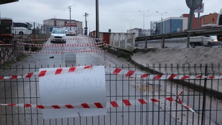 Arsamdan yol geçti diyerek işlek yolu trafiğe kapattı
