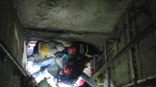 Asansör boşluğuna düşen işçi yaralandı